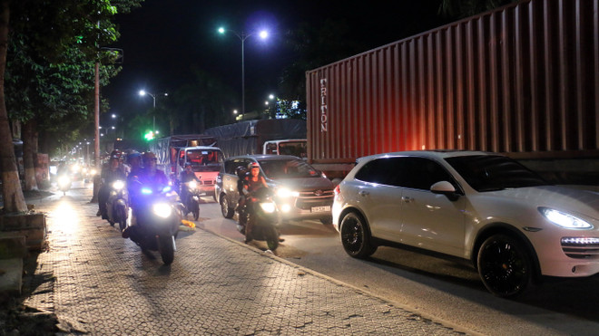 Tắc đường kéo dài từ thành phố Bến Tre đến cầu Rạch Miễu ảnh 1