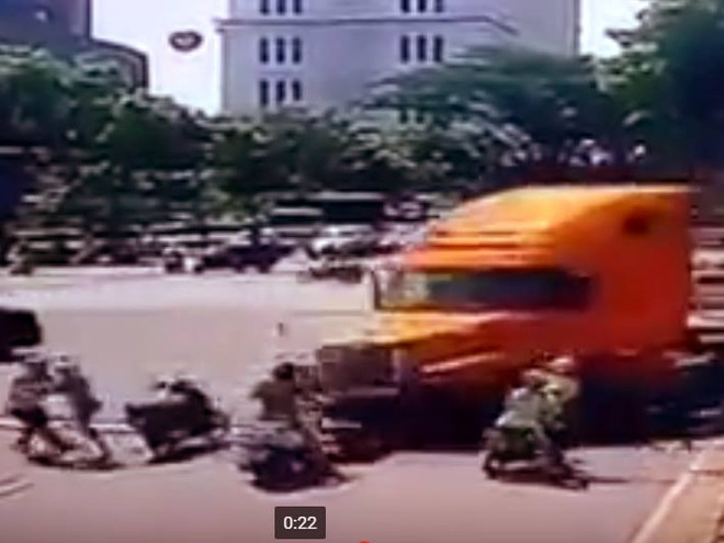 [Video] 3 người nhập viện sau vụ container "điên" đâm liên hoàn ảnh 1