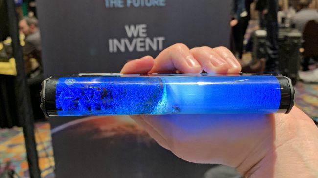 Cận cảnh chiếc điện thoại màn hình gập đầu tiên trên thế giới ảnh 2