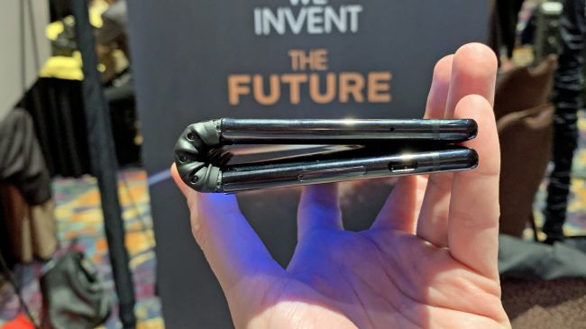 Cận cảnh chiếc điện thoại màn hình gập đầu tiên trên thế giới ảnh 5