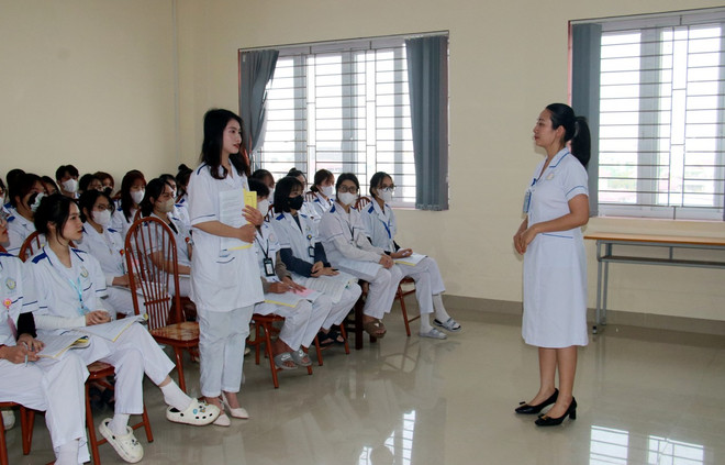 Nguyễn Thị Thanh Thảo (đứng, trái) phát biểu trong một tiết học. (Ảnh: Nguyễn Lành/TTXVN) nguyen thi thanh thao_sinh vien 5 tot.jpg