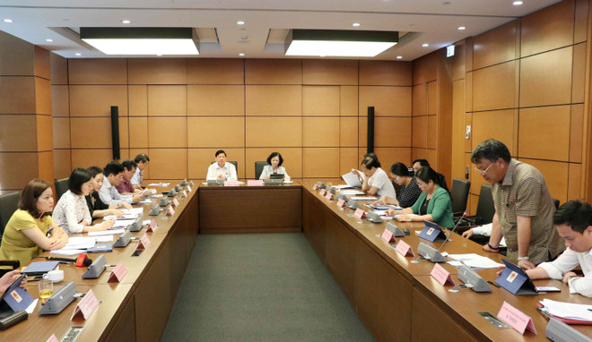 Các đại biểu Quốc hội thảo luận tại tổ, chiều 20/5. (Ảnh: Văn Điệp/TTXVN) Chính phủ trình sửa hai Luật kinh doanh bảo hiểm và Sở hữu trí tuệ ảnh 2