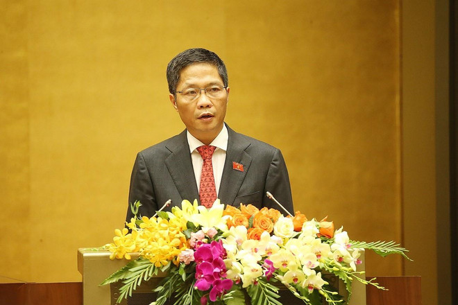 Bộ trưởng Bộ Công Thương Trần Tuấn Anh, thừa ủy quyền của Thủ tướng Chính phủ trình bày Tờ trình về dự án Luật sửa đổi, bổ sung một số điều của Luật Kinh doanh bảo hiểm và Luật Sở hữu trí tuệ. (Ảnh: Dương Giang/TTXVN) Chính phủ trình sửa hai Luật kinh doanh bảo hiểm và Sở hữu trí tuệ ảnh 1