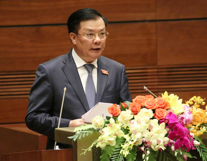 Bộ trưởng Bộ Tài chính Đinh Tiến Dũng, thừa ủy quyền của Thủ tướng Chính phủ trình bày Tờ trình đề nghị Quốc hội phê chuẩn quyết toán ngân sách nhà nước năm 2017. (Ảnh: Văn Điệp/TTXVN) Thúc đẩy tăng trưởng kinh tế, tăng cường kỷ luật tài chính-ngân sách ảnh 1