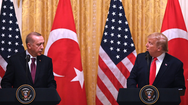 Tổng thống Mỹ Donald Trump (phải) và Tổng thống Thổ Nhĩ Kỳ Recep Tayyip Erdogan trong cuộc họp báo chung tại Washington DC., ngày 13/11/2019. (Nguồn: AFP/TTXVN) Tổng thống Trump coi trọng vai trò đồng minh NATO của Thổ Nhĩ Kỳ ảnh 1