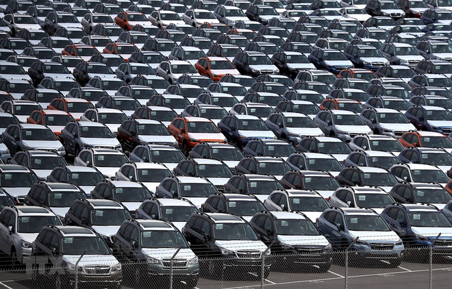 Ôtô mới tại kho bãi gần cảng Richmond, California, Mỹ, ngày 24/5/2018. (Nguồn: AFP/TTXVN) Mỹ sẽ sớm công bố quyết định về mức thuế đối với ôtô nhập khẩu ảnh 1