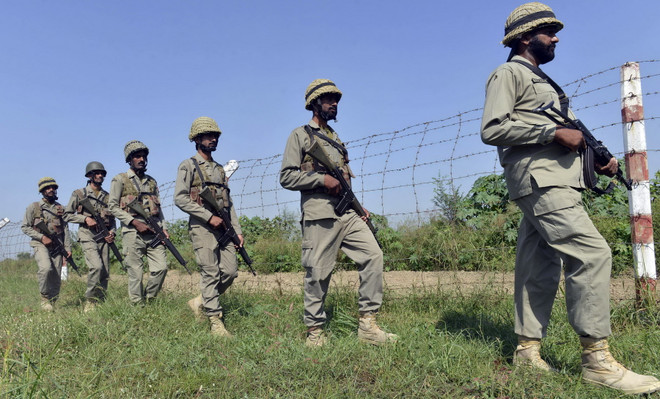 Binh lính Pakistan tuần tra tại khu vực Wagah, giáp Ấn Độ ngày 16/10. (Nguồn: AFP/TTXVN) Binh lính hai nước Ấn Độ và Pakistan lại đấu súng ở biên giới ảnh 1