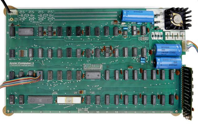 Bảng mạch của Apple-1. (Nguồn: Bonhams) Chiếc máy tính đời đầu của hãng Apple phá kỷ lục thế giới ảnh 1