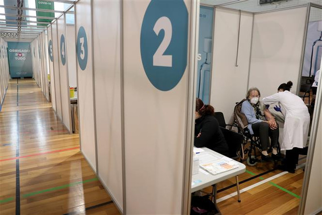 Nhiều nước sửa quy định phòng dịch do Omicron "ít nghiêm trọng" ảnh 2