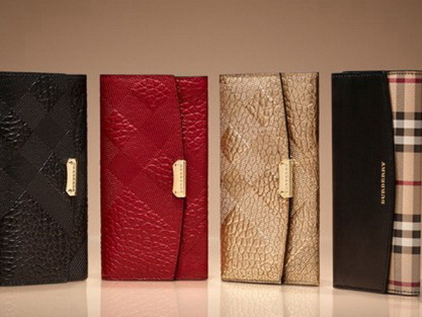 Burberry ra mắt bộ sưu tập đậm phong cách mùa lễ hội ảnh 1