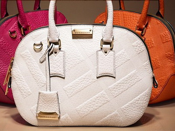 Burberry ra mắt bộ sưu tập đậm phong cách mùa lễ hội ảnh 2