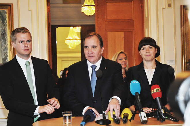 Thủ tướng Thụy Điển Stefan Lofven (giữa) trong 1 cuộc họp báo. (Nguồn: AFP/TTXVN) Thụy Điển tránh được cuộc tổng tuyển cử trước thời hạn ảnh 1