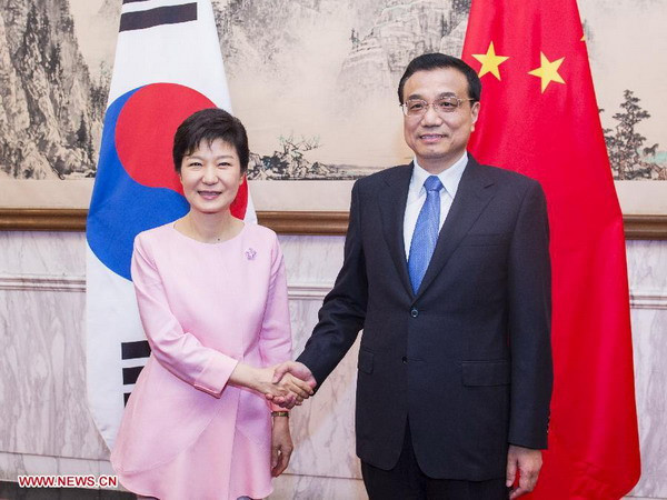 Thủ tướng Trung Quốc Lý Khắc Cường và Tổng thống Hàn Quốc Park Geun Hye trong một cuộc gặp hồi năm ngoái. (Nguồn: Xinhua) Trung Quốc-Hàn Quốc cam kết tăng hợp tác trên nhiều lĩnh vực ảnh 1