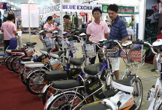 Khu trưng bày các sản phẩm xe đạp điện mới tại một hội chợ. (Ảnh: Trần Lê Lâm/TTXVN) Cả nước đã lập được 14 Trung tâm Tiết kiệm năng lượng ảnh 1