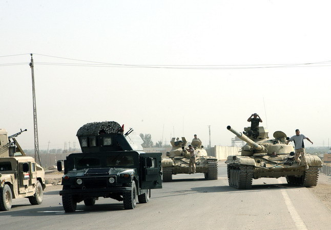 Xe của quân đội Iraq tuần tra trên tuyến đường cao tốc chính phía tây thủ phủ Ramadi. (Nguồn: AFP/TTXVN) Chính quyền Iraq áp đặt lệnh giới nghiêm ở thành phố Ramadi ảnh 1