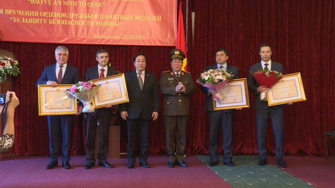 Việt Nam trao huân chương cho các cơ sở đào tạo của Nga ảnh 1