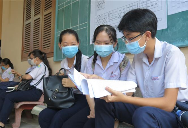 Các thí sinh ôn bài trước khi vào phòng thi trong kỳ thi tuyển sinh lớp 10 tại Khánh Hòa, hồi tháng 6/2021. (Ảnh: Phan Sáu/TTXVN) Khánh Hòa: Hỗ trợ 50% học phí cho học sinh bị ảnh hưởng của dịch ảnh 1