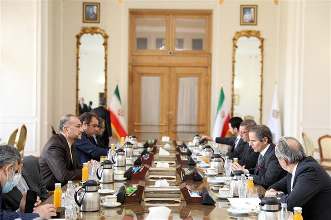 Tổng giám đốc IAEA Rafael Grossi (thứ hai, phải) và Ngoại trưởng Iran Hossein Amir Abdollahian (thứ ba, trái) tại cuộc gặp ở Tehran (Iran), ngày 5/3/2022. (Ảnh: THX/TTXVN) Iran nêu điều kiện để đạt được thỏa thuận hạt nhân JCPOA ảnh 1