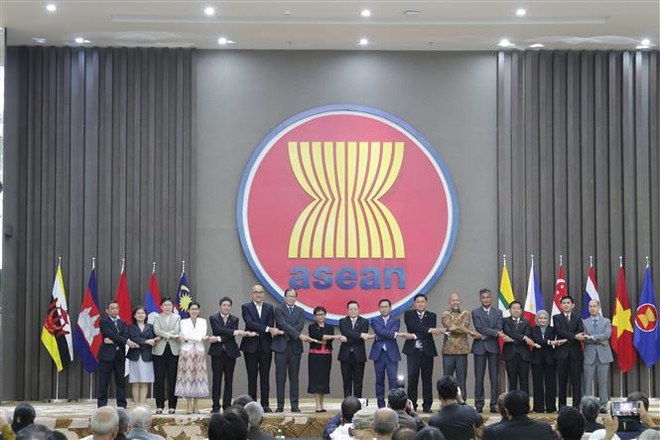 Ngoại trưởng Indonesia - nước Chủ tịch ASEAN 2023 Retno Marsudi với Tân Tổng Thư ký ASEAN Kao Kim Hourn, Ban lãnh đạo Ban Thư ký ASEAN và các Trưởng đại diện phái đoàn các nước thành viên tại ASEAN. (Ảnh: Đào Trang/TTXVN) Indonesia chính thức khởi động Năm Chủ tịch ASEAN 2023 ảnh 1