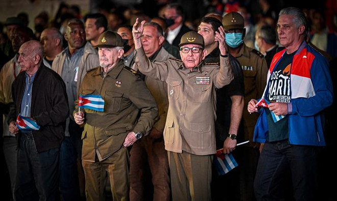 Đại tướng Raul Castro Ruz (giữa) và Chủ tịch Cuba Miguel Díaz-Canel (phải) dẫn đầu đoàn tuần hành nhân kỷ niệm 170 năm ngày sinh của Anh hùng Dân tộc José Martí tại thủ đô La Habana, ngày 28/1/2023. (Ảnh: AFP/TTXVN) Việt Nam tham dự Hội nghị quốc tế lần thứ 5 "Vì sự cân bằng thế giới" ảnh 2