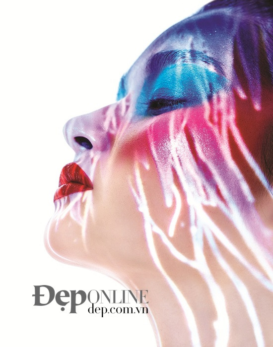 Ma mị trong màn trình diễn kết hợp giữa phấn sáp và ánh sáng ảnh 1