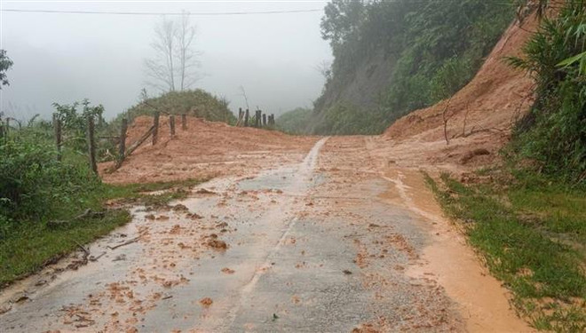 Kon Tum: Khẩn trương ổn định đời sống người dân sau mưa lũ ảnh 2