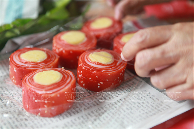 Bánh có màu đỏ tươi của gấc, vàng của nhân đỗ xanh và điểm trắng của vừng. Bánh bác - loại bánh tiến vua nổi tiếng của người Hà Nội xưa ảnh 3
