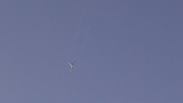 IS công bố video hành quân bất chấp máy bay Mỹ lượn trên đầu ảnh 2