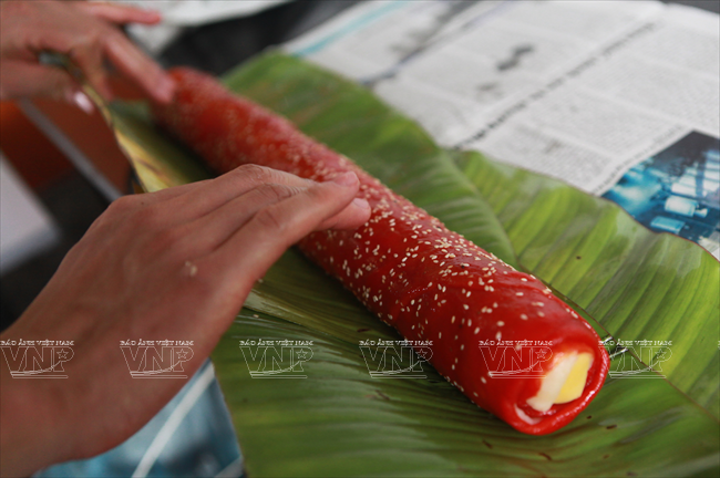 Bánh sau khi bác và cuộn nhân đỗ xanh xong sẽ được cuộn lại ủ trong lá chuối tươi chừng 2 tiếng cho nguội mới đem ra cắt thành từng miếng. Bánh bác - loại bánh tiến vua nổi tiếng của người Hà Nội xưa ảnh 2