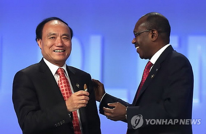 Ông Zhao Houlin (trái) trúng cử tại hội nghị toàn thể ITU. (Nguồn: Yonhap News) Liên minh Viễn thông quốc tế đã bầu được Chủ tịch mới ảnh 1