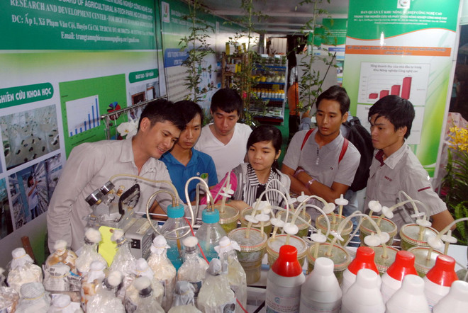 Khách tham quan các gian hàng. (Ảnh: Mạnh Linh/TTXVN) Khai mạc hội chợ triển lãm nông nghiệp công nghệ cao 2014 ảnh 1