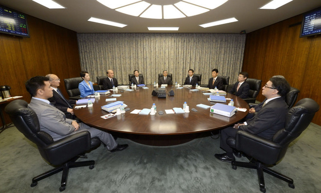 BoJ hạ dự báo tăng trưởng, duy trì chính sách nới lỏng tiền tệ ảnh 1