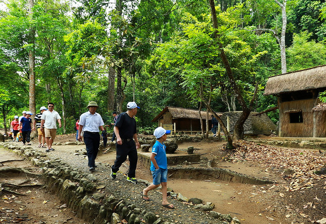 Du khách tham quan tại Sở Chỉ huy trong Chiến dịch Điện Biên Phủ. (Ảnh: Xuân Tiến/Vietnam+) Thăm nơi Đại tướng Võ Nguyên Giáp quyết định đánh trận Điện Biên Phủ ảnh 1