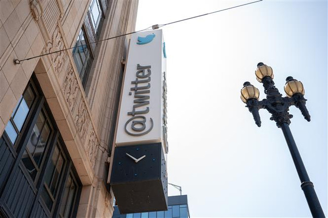 Twitter tiếp tục vướng vào những rắc rối pháp lý. (Ảnh: AFP/TTXVN) Twitter lại "dính" kiện tụng khi "nợ 500 triệu USD trợ cấp thôi việc" ảnh 1