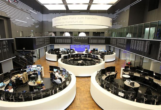 Giao dịch viên tại sàn chứng khoán Frankfurt (Đức). (Ảnh: AFP/TTXVN) Chứng khoán châu Âu tăng điểm trong phiên giao dịch 16/1 ảnh 1