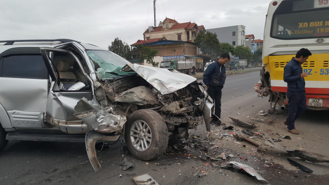 Đâm thẳng vào phía sau xe buýt, xe ôtô 7 chỗ vỡ tung đầu ảnh 1