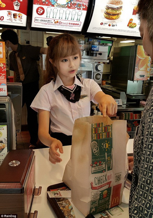Xuất hiện "hot girl McDonald" gây sốt khắp cộng đồng mạng Đài Loan ảnh 2