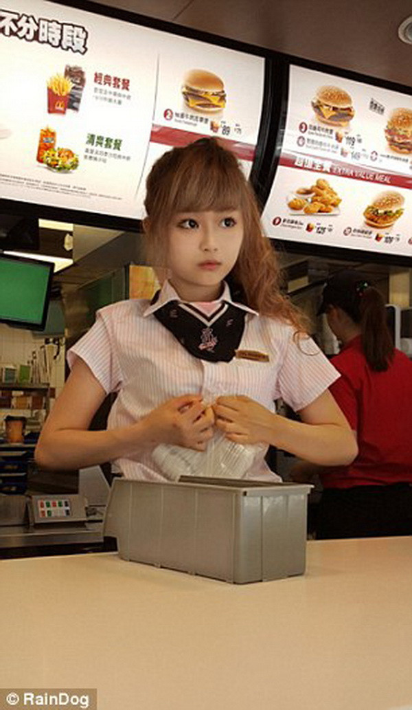 Xuất hiện "hot girl McDonald" gây sốt khắp cộng đồng mạng Đài Loan ảnh 4
