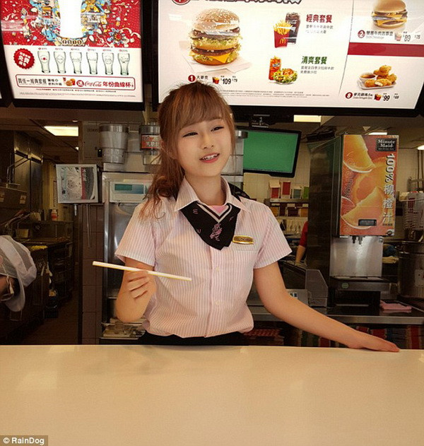 Xuất hiện "hot girl McDonald" gây sốt khắp cộng đồng mạng Đài Loan ảnh 7