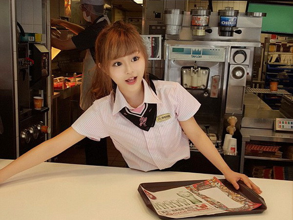 Xuất hiện "hot girl McDonald" gây sốt khắp cộng đồng mạng Đài Loan ảnh 1