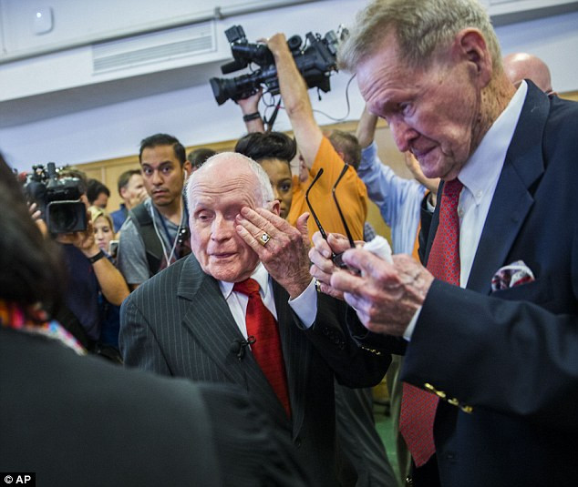 Cặp đôi nam hơn 80 tuổi đăng ký kết hôn thành công đầu tiên ở Mỹ ảnh 3