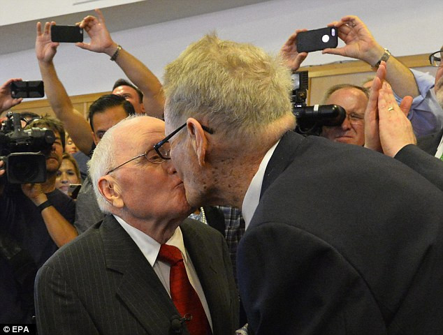 Cặp đôi nam hơn 80 tuổi đăng ký kết hôn thành công đầu tiên ở Mỹ ảnh 1