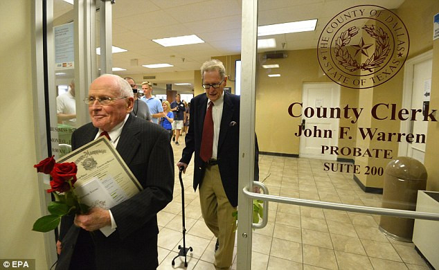 Cặp đôi nam hơn 80 tuổi đăng ký kết hôn thành công đầu tiên ở Mỹ ảnh 7