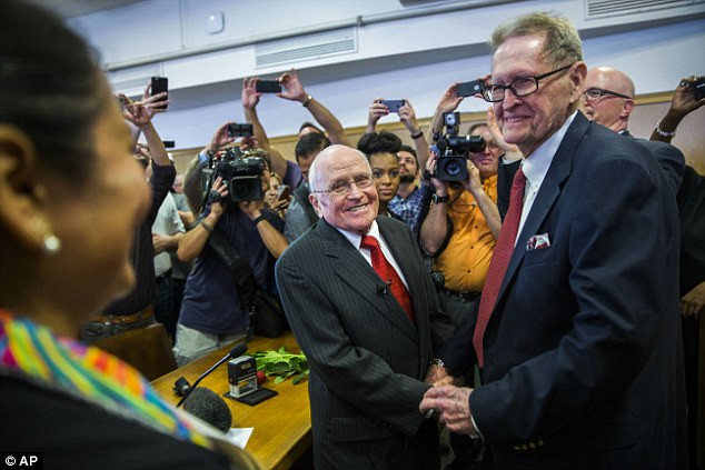 Cặp đôi nam hơn 80 tuổi đăng ký kết hôn thành công đầu tiên ở Mỹ ảnh 2