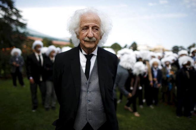 Lễ hội hóa trang quy tụ hơn 300 "nhà toán học" Albert Einstein ảnh 1