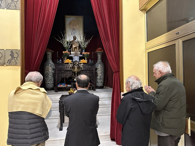 Gặp những người treo cờ Việt Nam trên chóp tháp Nhà thờ Đức Bà Paris ảnh 6