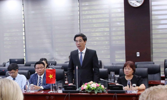 Phó Chủ tịch Ủy ban Nhân dân thành phố Đà Nẵng Trần Chí Cường chia sẻ các thông tin với ông Andreas Carlson, Bộ trưởng Bộ Cơ sở Hạ tầng và Nhà ở Thụy Điển. (Ảnh: Trần Lê Lâm/TTXVN) thuy dien_da nang 2.jpg