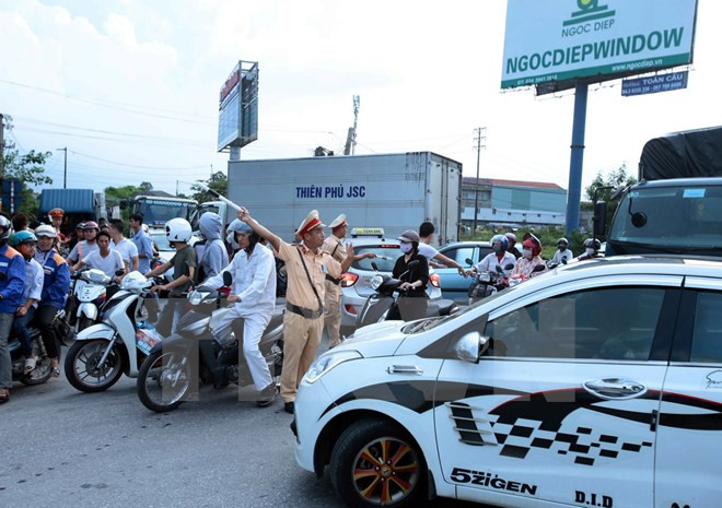 Xe container va chạm xe máy, ùn tắc kéo dài trên Quốc lộ 5 ảnh 1