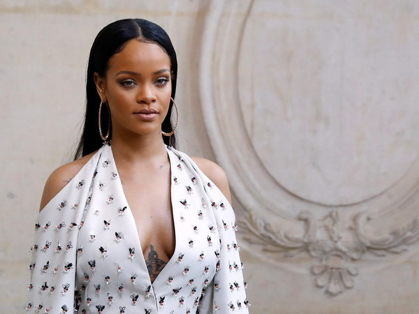 "Nữ hoàng nhạc số" Rihanna nhận danh hiệu Nhà từ thiện của năm ảnh 1