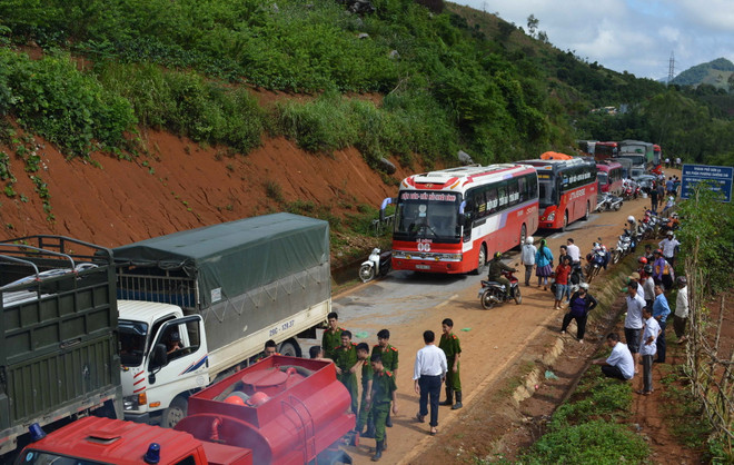Tắc đường nghiêm trọng dài hơn 2km dưới chân đèo Sơn La ảnh 1